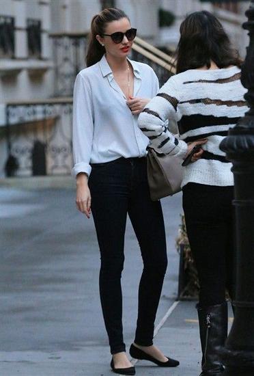 Miranda Kerr in white shirt and skinny jeans