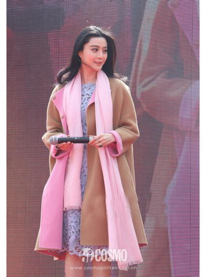 范冰冰身着Jil Sander2012秋冬系列拼色大衣亮相某勾当,长发飘飘女神范儿依旧