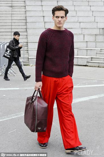 酒红色毛衣+红色阔腿裤+酒色包+黑色皮鞋