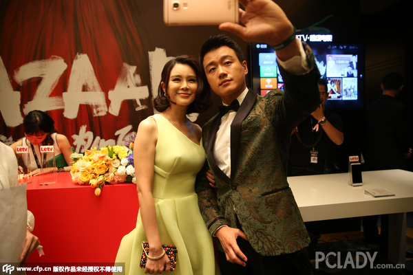 红毯情侣狂虐单身汪 健美裤邓紫棋帮你疗伤