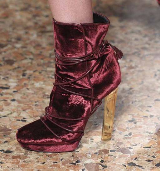 2015秋冬Emilio Pucci的秀场上的枣红色高靴