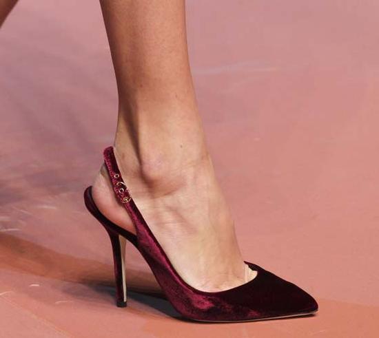 2015秋冬Dolce&Gabbana的秀场的天鹅绒高跟鞋