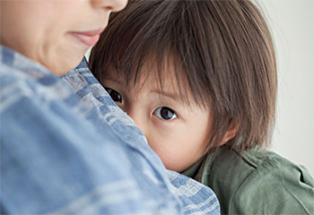 孩子“胆小怕生” 父母不能袖手旁观