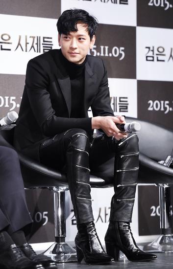 韩国演员姜栋元(Dong-Won Kang)身着SAINT LAURENT French 85拉链靴