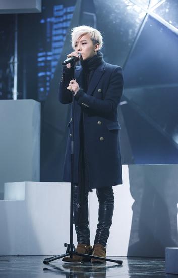G-DRAGON身着SAINT LAURENT WYATT短靴