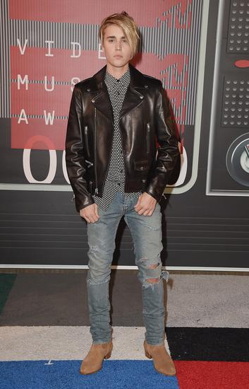 JUSTIN BIEBER身着SAINT LAURENT WYATT短靴