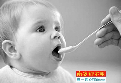 新生儿第一次吃辅食用米汤比蛋黄更好。