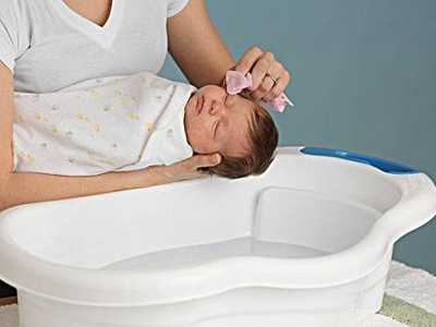 新生儿头上的乳痂该如何去除？
