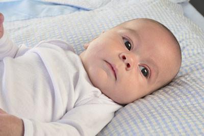 给新生儿用“枕头”是错误的爱护
