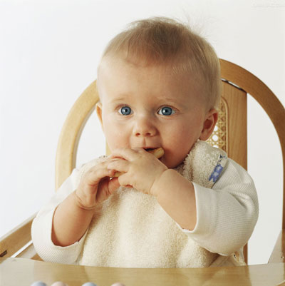 宝宝爱吃手妈妈该如何应对？
