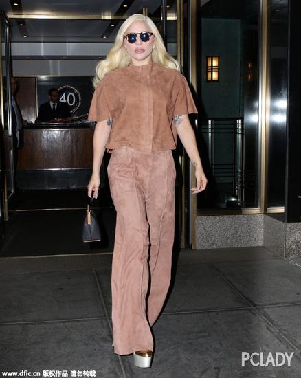 Lady Gaga麂皮造型出街