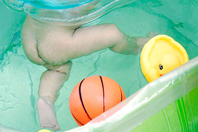 婴儿游泳 戏水好处多