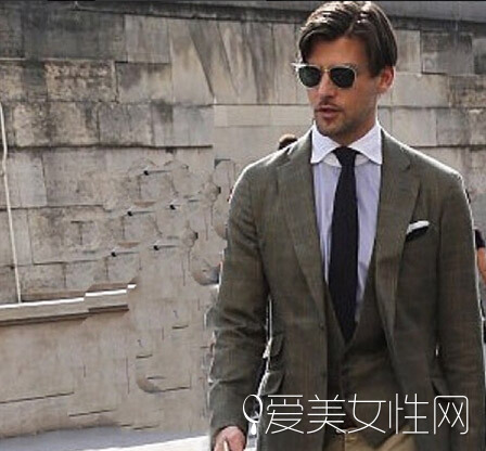 Johannes Huebl穿欧版西服