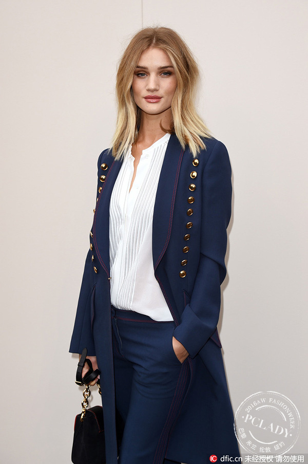 Burberry秀场大咖扎堆 赶场王Olivia连