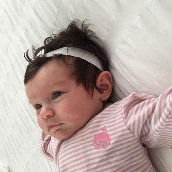 美国宝宝出生自带一头秀发 成世界最小网红