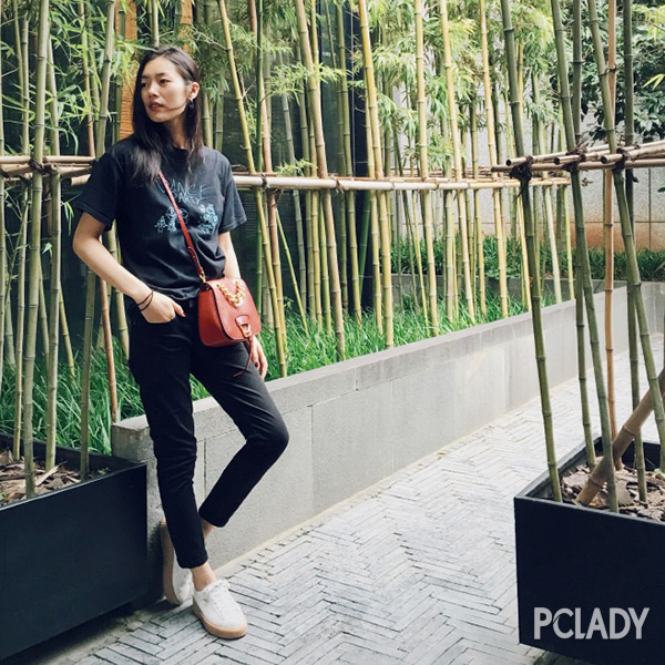 街拍 大表姐的包金小妹的露胃装都要火！