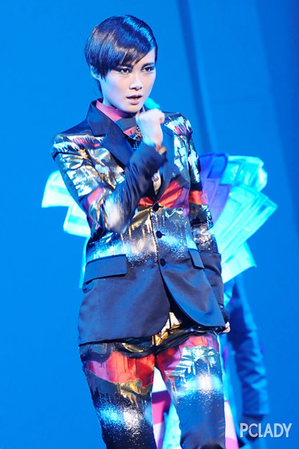 李宇春“野蛮生长”演唱会堪比大牌秀场