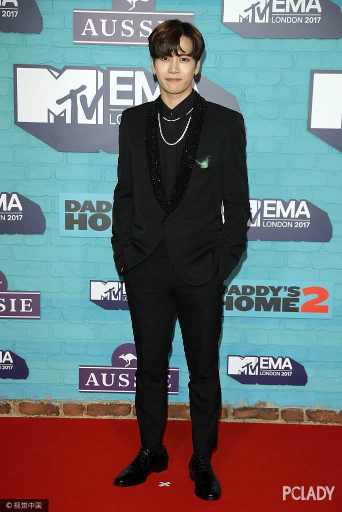 王嘉尔在MTV EMA颁奖仪式上穿得那么低调，竟然还能圈