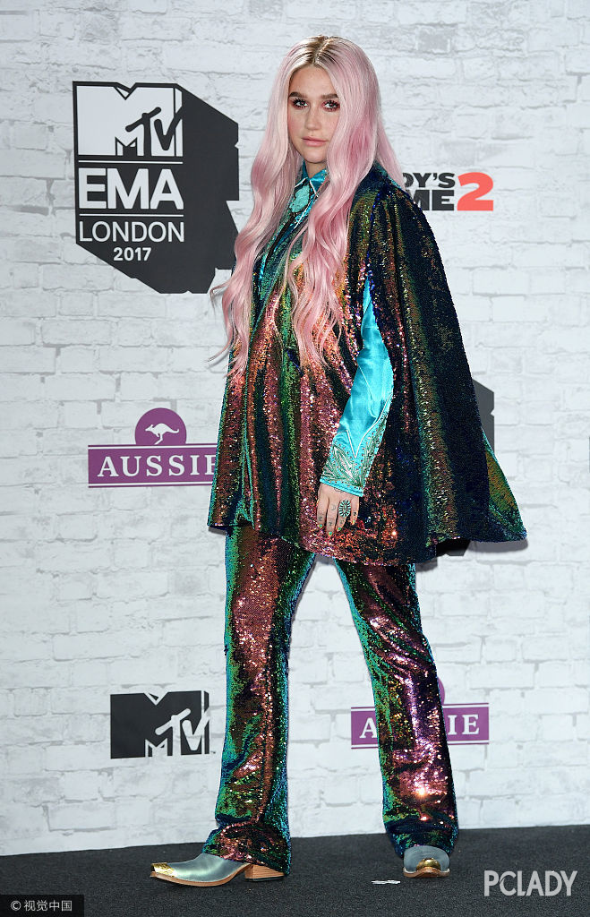王嘉尔在MTV EMA颁奖仪式上穿得那么低调，竟然还能圈