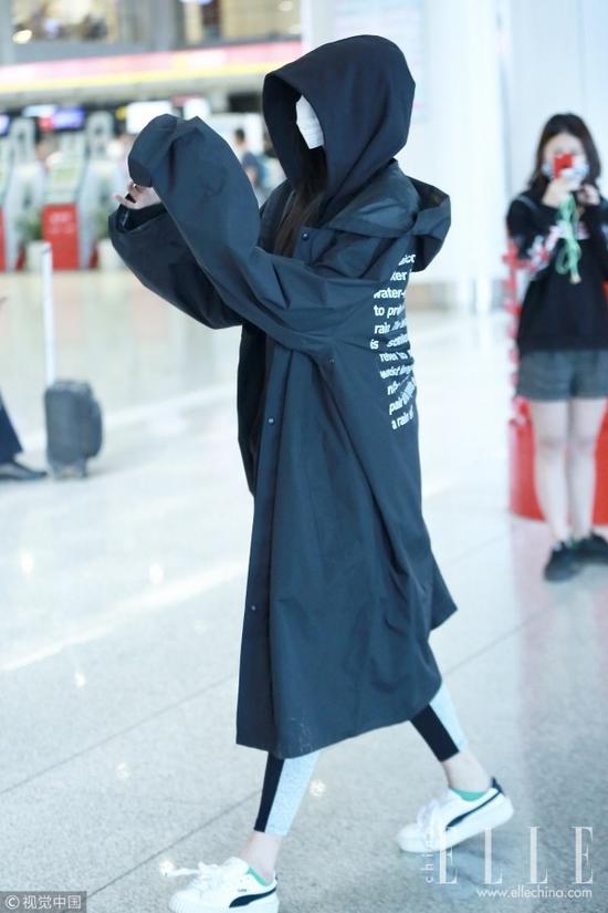 10月22日，关晓彤一身黑现身北京机场，兜帽口罩全副武装，裹住温暖的同时也被人戏称可爱版“摄魂怪”。